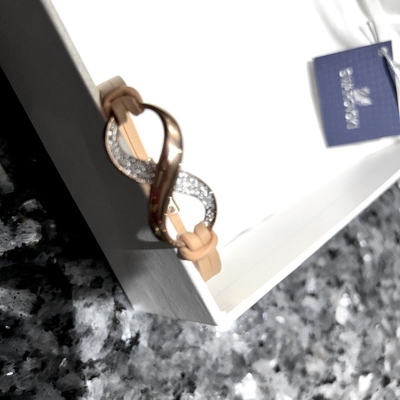 ✨Stunning Vintage Swarovski Infinity Rose Bracelet featuring Clear Pave Crystals - Picture 6 of 16